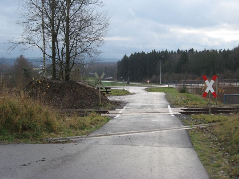 Unbeschrankter Bahnübergang Bockelbergweg mit Blick Richtung Süden