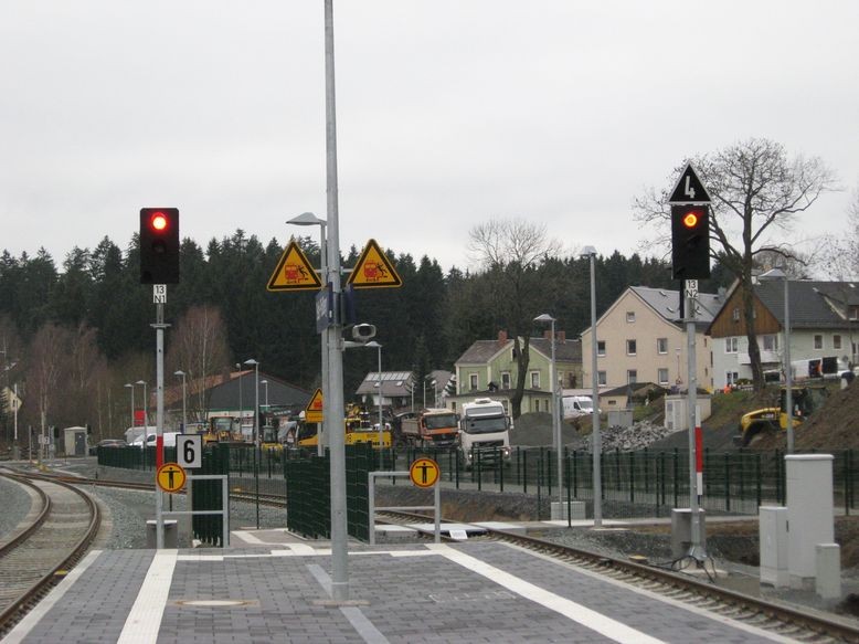 Die Ausfahrtsignale Richtung Hof - 13 N2 und 13 N1 (N = in km-Angabe)