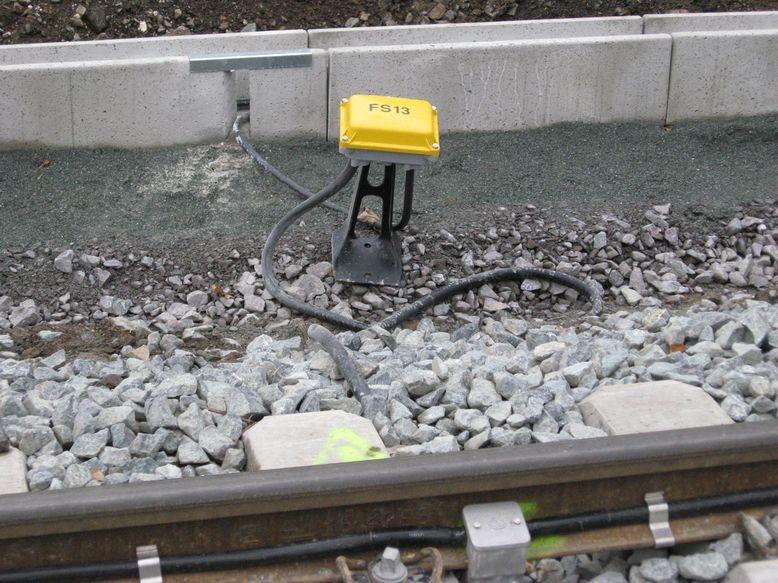 Fahrzeugsensor (öffnet Bahnübergang nach Verlassen des Zuges Richtung Hof)