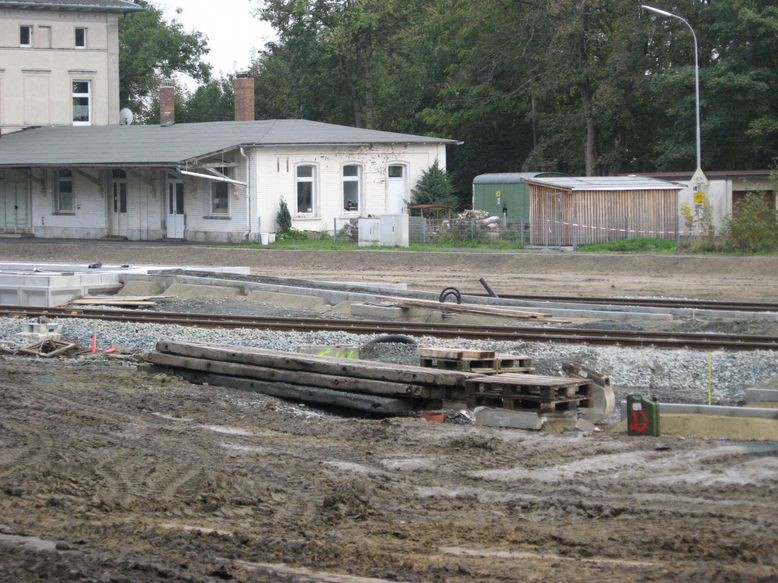 Zugangsrampe zum Mittelbahnsteig im Bau