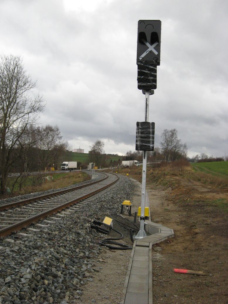 Vorsignal mit Gleismagnet (Indusi) vor dem Bahnübergang