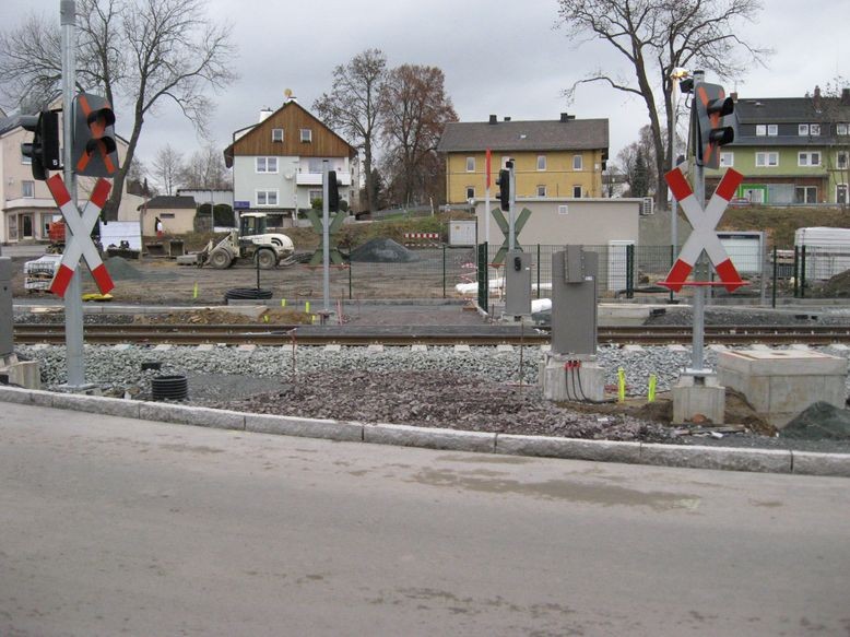 Bahnhofstraße über das Gleis (Matten im Gleisbereich heute morgen verlegt)