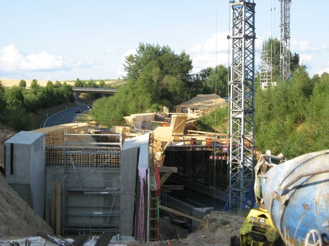 Die neue Bahnbrücke über die Umgehungsstraße entsteht