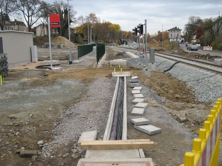 Haltestelle Selb-Plößberg mit EStW, Zugang zum Bahnsteig und Versorgungskanal