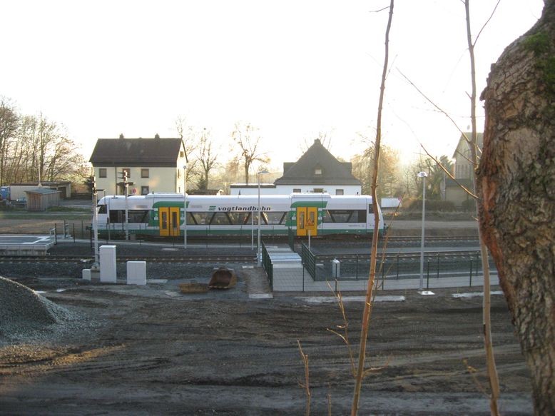 Die Oberpfalzbahn passiert Selb-Plößberg gen Hof ohne Stop