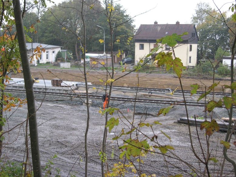 Mittelbahnsteig mit Zugangsrampe rechts