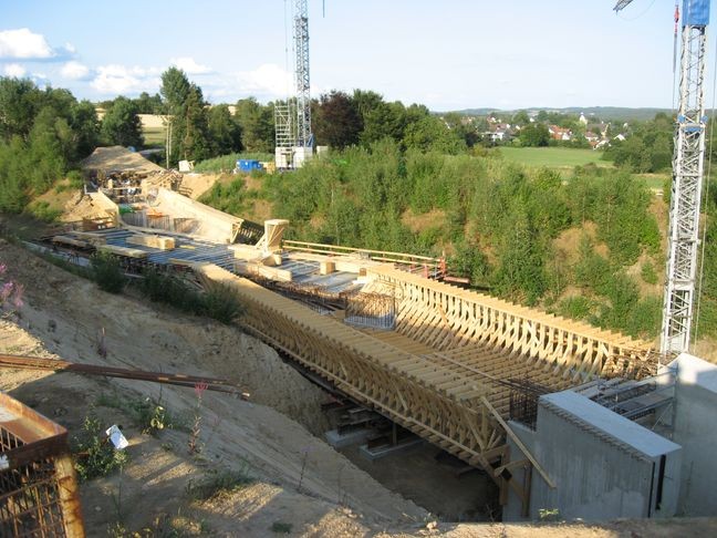 Die neue Bahnbrücke über die Umgehungsstraße entsteht