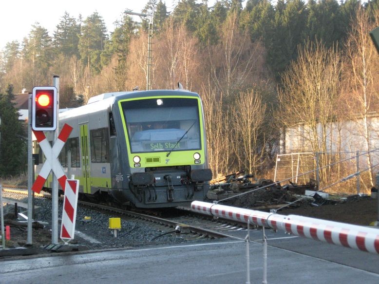 Agilis fährt in Selb-Plößberg ein aus Hof kommend