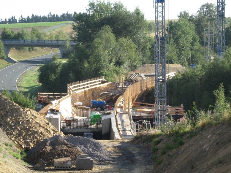 Bahnbrücke im Bau gen Osten