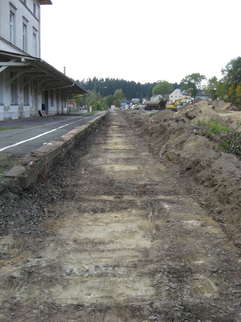 Gleisbett entlang der Bahnsteigkante am ehemaligen Bahnhof Selb-Plößberg