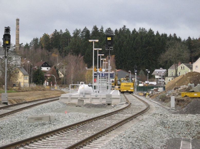 Mittelbahnsteig - links hinten Schlot am Porzellanikon