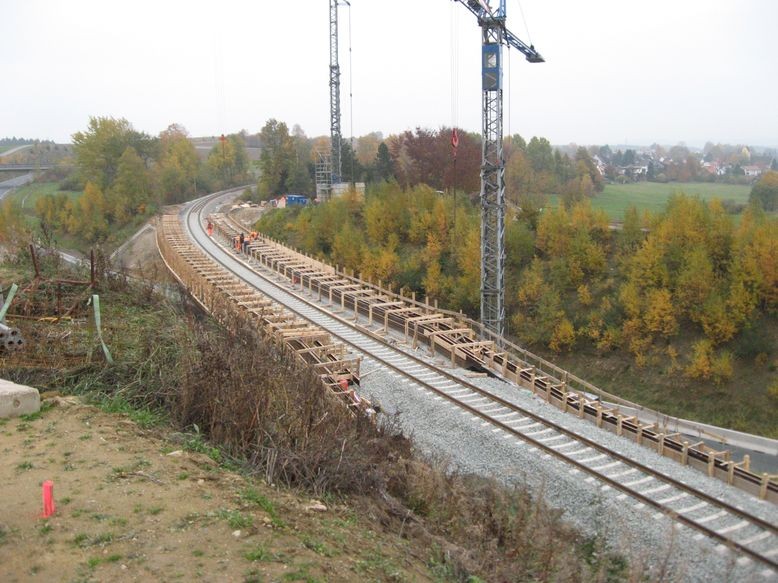 Neue Bahnbrücke - Arbeiten an der Verschalung gehen weiter