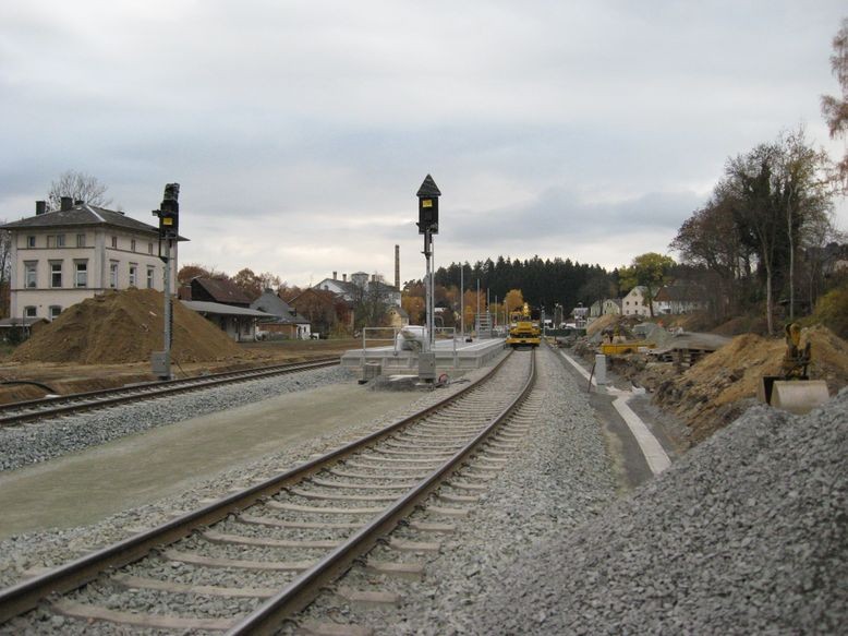 Bahnsteig mit 2 Signalanlagen