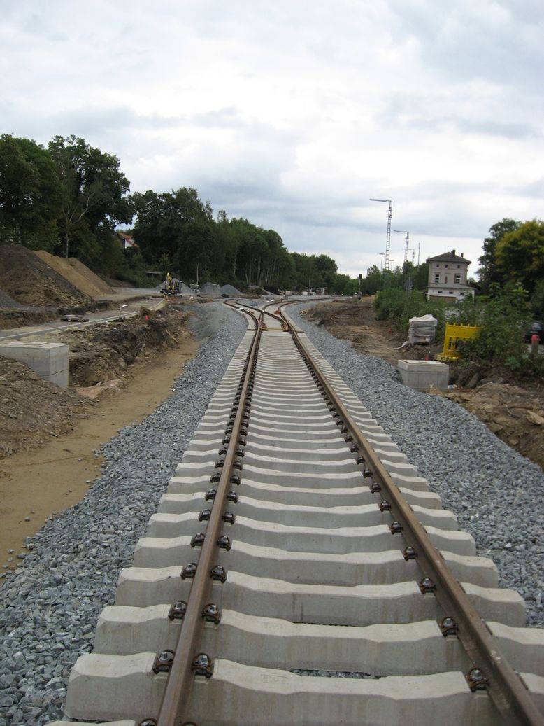 Der neue Einfahrtsbereich aus Richtung Hof zum Mittelbahnsteig