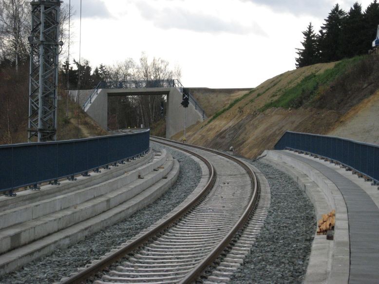 Über die neue Bahnbrücke gen Selb-Plößberg