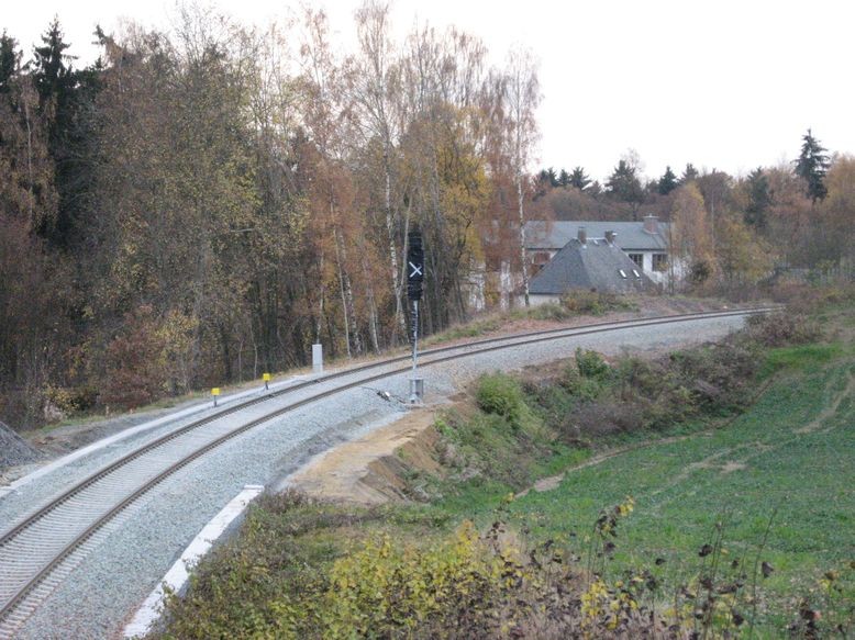 Blick von der Bockelbergweg-Brücke Richtung Selb-Plößberg mit Signalanlage