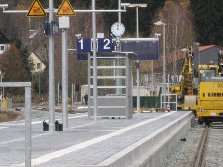 Mitelbahnsteig mit Unterstand, Anzeigen und Videokamera