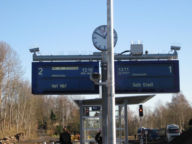 Informationsanzeige am Mittelbahnsteig Selb-Plößberg