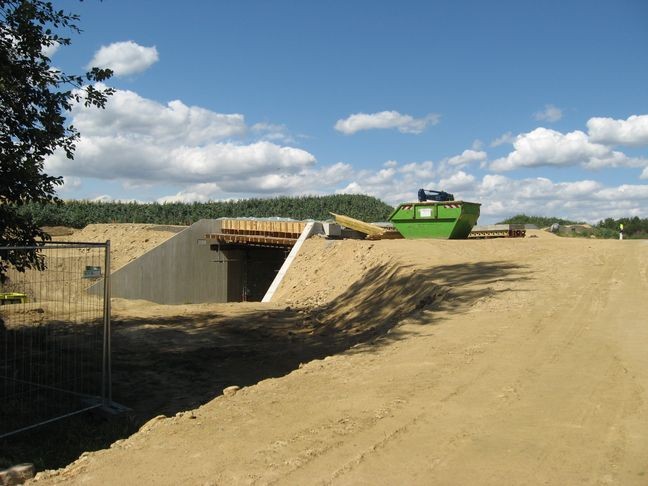 Weg zur Brücke teilweise aufgeschüttet (aus Richtung Selb)