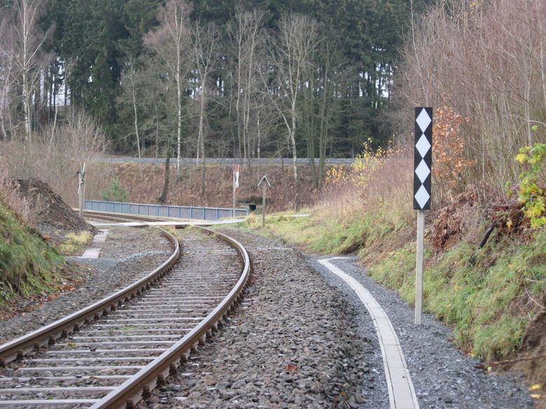 Bahnübergang Bockelbergweg mit Rautentafel BÜ2