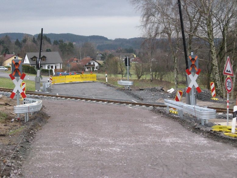 BÜ 33,6 Die Asphaltierungsarbeiten müssen noch abgeschlossen werden