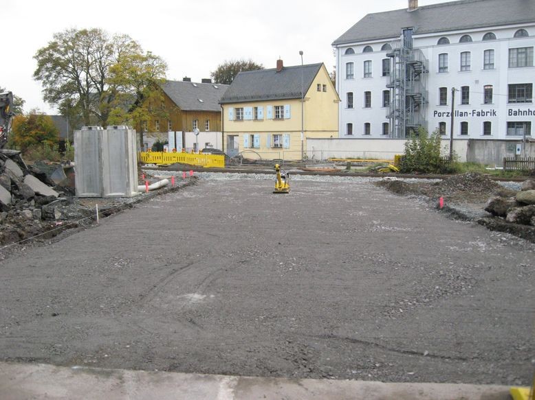 Das Teilstück von der Hauptstraße zum Bahnübergang ist für die Asphaltierung vorbereitet