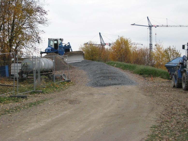 Die Oberfläche des Bockelbergweges im bereich der Brücke wird vorbereitet