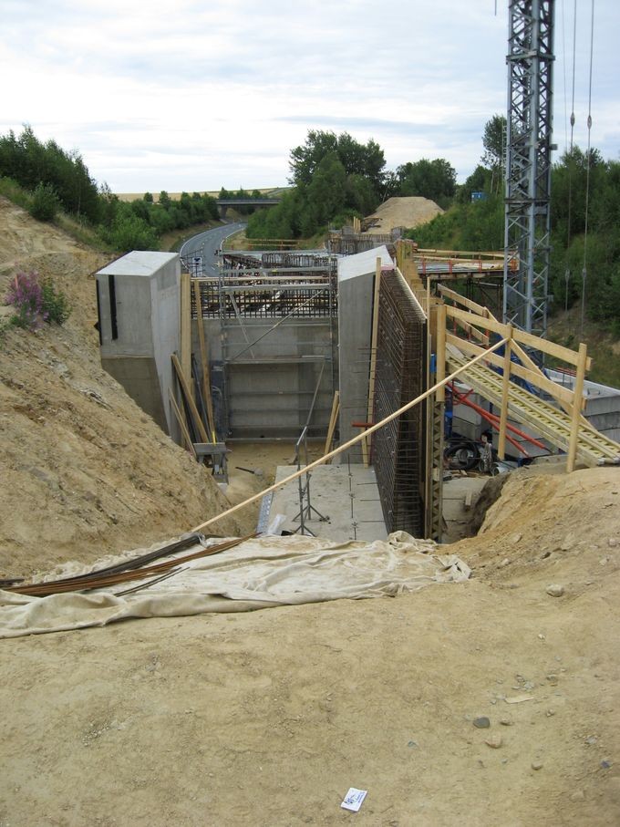 Vorarbeiten für den Bau der Bahnbrücke