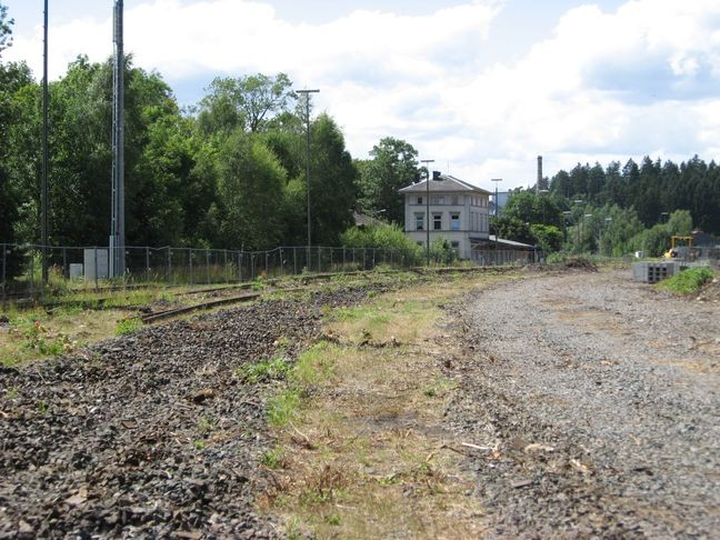 Bahnhofsgebäude und Funkmast aus Richtung Osten