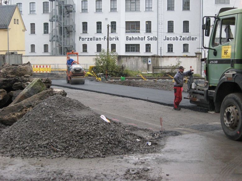 Bahnübergang Selb-plößberg: Asphaltdecke auf der Hauptstraße halbseitig aufgetragen