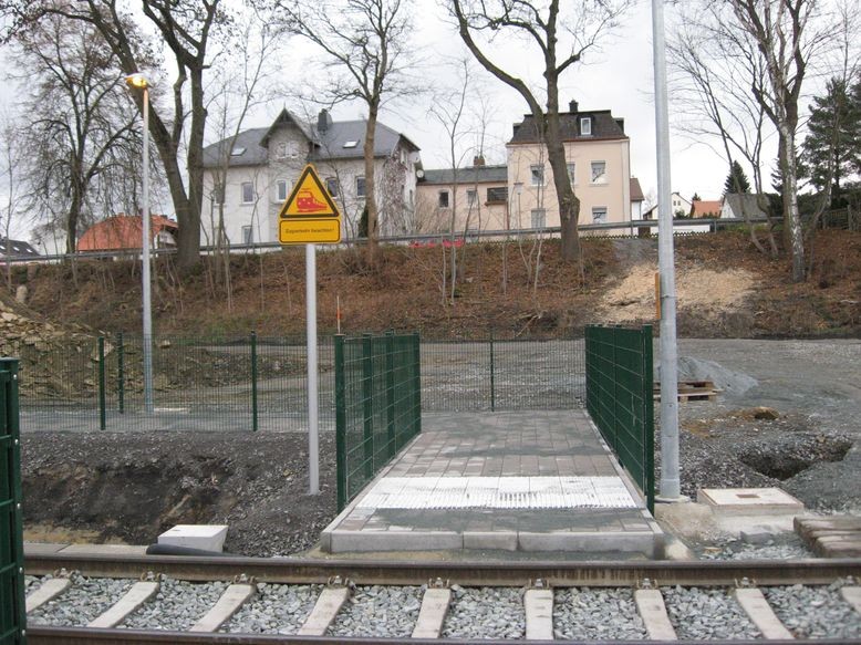 Übergang über Gleis 2 zum Ausgang (abgesichert mit Warnschild und beidseitigem Zaun)