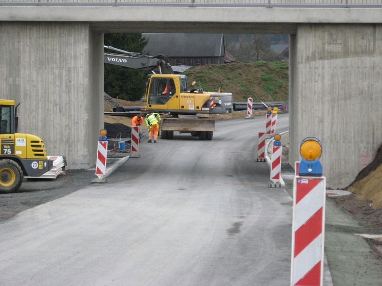 Die Straßenbreite im Durchlass scheint schmäler zu werden