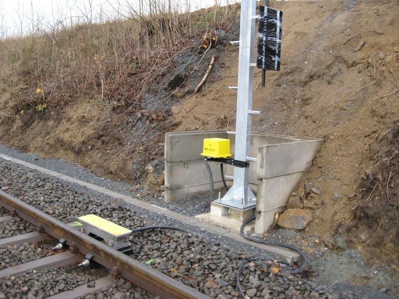 Signalfuß mit Gleismagnet und Auswerteeinheit
