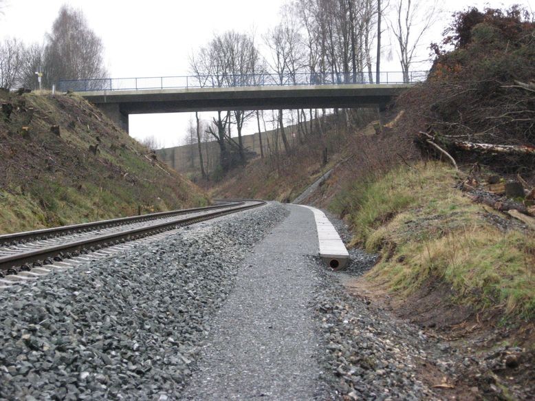 Brücke der WUN15 über die Strecke - rechts Entwässerung