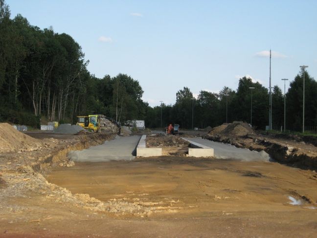 Unterschicht für die beiden Gleise am Bahnsteig