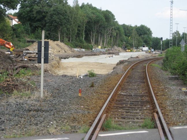 Blick vom Bahnübergang in Selb-Plößberg zum neuen Bahnsteig