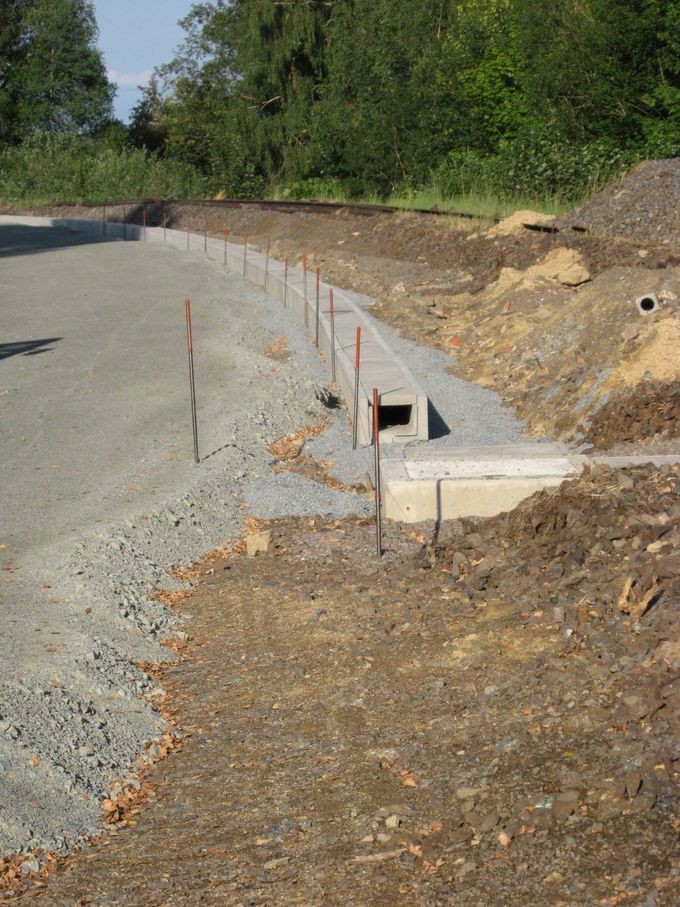 Versorgungskanal an der Bahntrasse nach Asch vor der Brücke