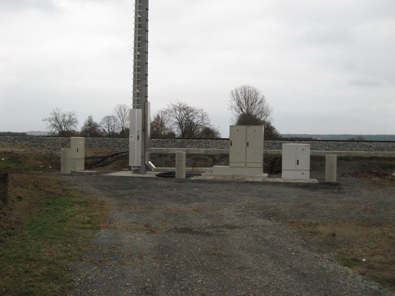 Schaltkästen am neuen Funkmast nördlich von Wildenau