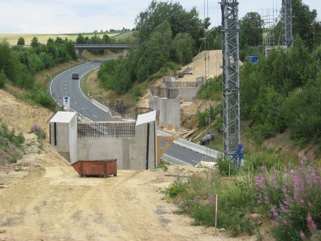 Brückenpfeiler für Eisenbahnbrücke über Umgehungsstraße