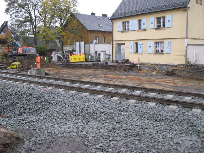 Erdaushub auf der Bahnhofstraße kurz vor Bahnübergang