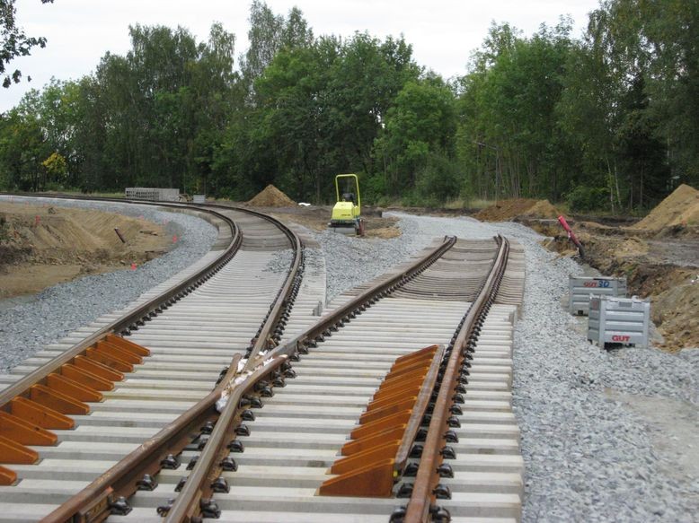 Rechts die neue Verbindung zum alten Gleis nach Selb, Schwellen fehlen noch