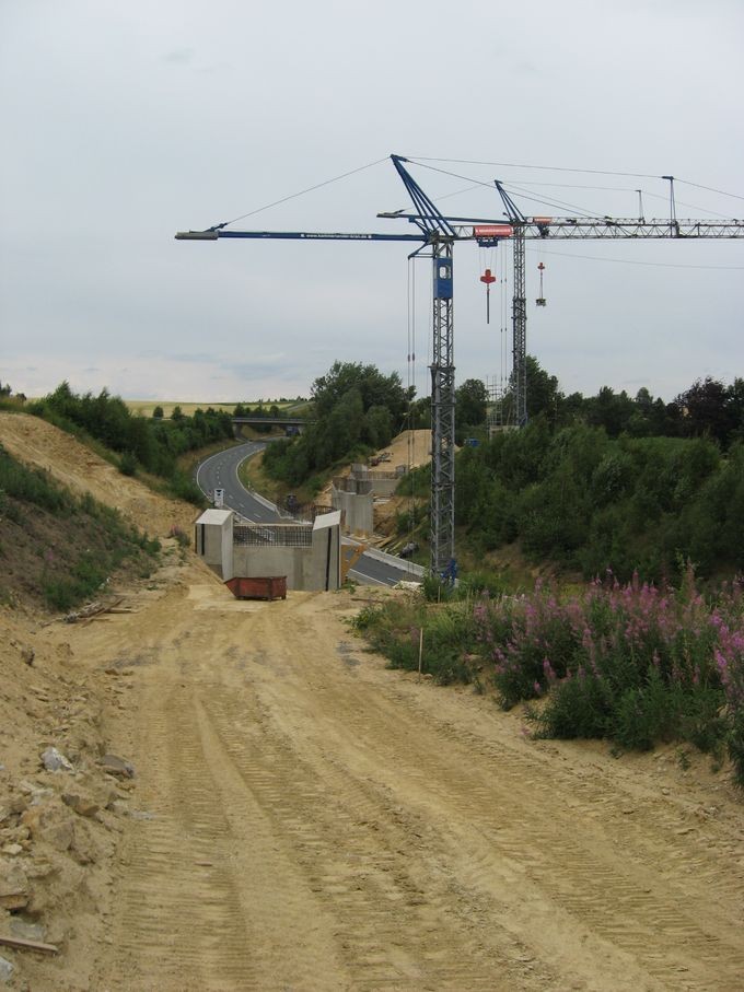 Brückenpfeiler für Eisenbahnbrücke über Umgehungsstraße