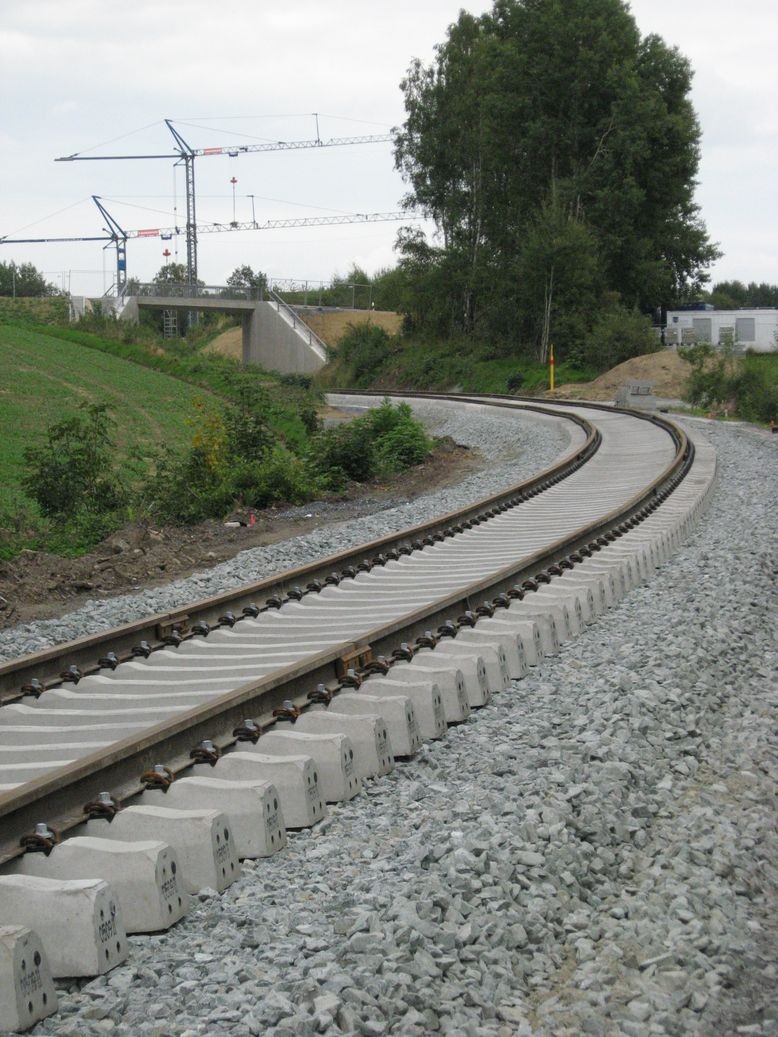 Linkskurve gen Erkersreuth mit Bockelbergweg-Brücke