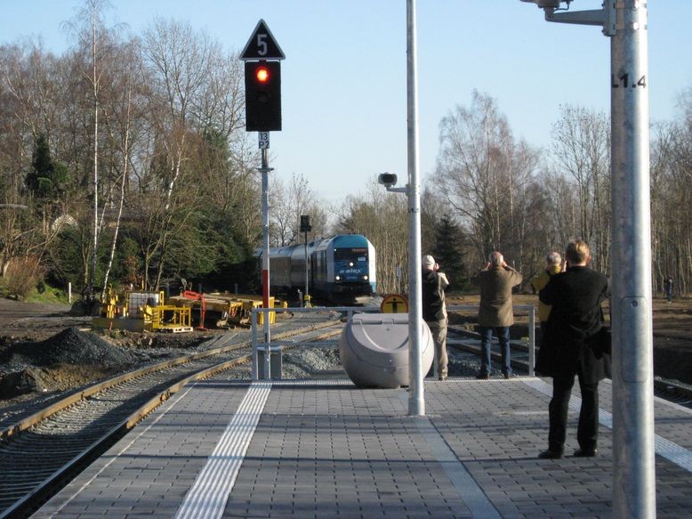 Alex fährt ein auf Gleis 2 mit 10-minutiger Verspätung aus Eger kommend