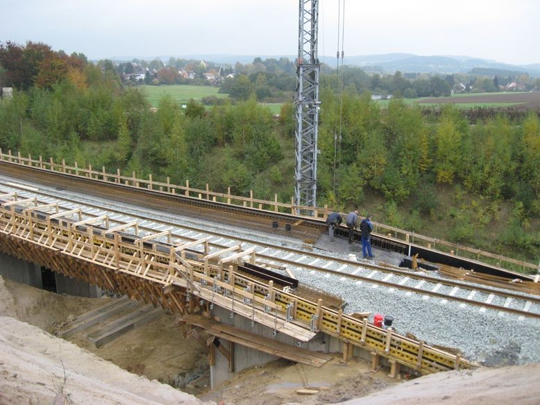 Neue Bahnbrücke: Armierung für die Seitenwände werden montiert