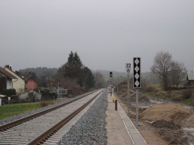 Blick gen BÜ 33,6  - Rautentafel, BÜ 1 noch außer Funktion (Bahnübergang noch gesperrt)