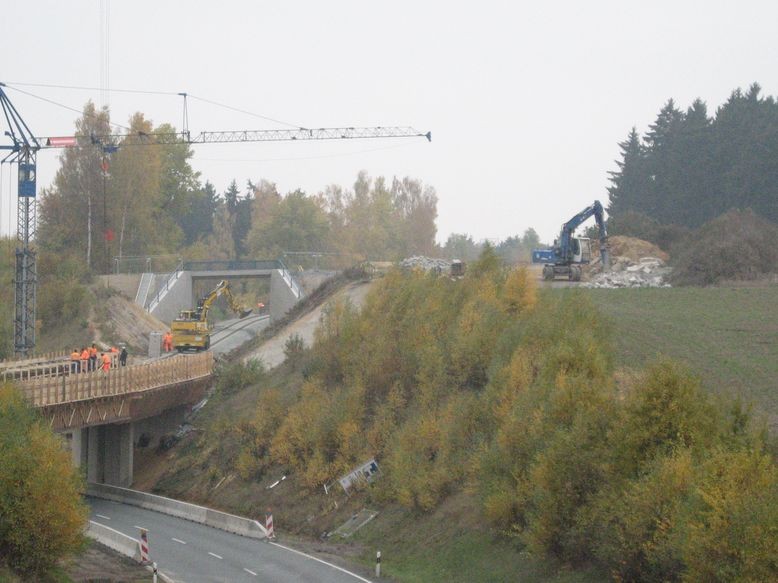 Neue Bahnbrücke - Arbeiten an der Verschalung gehen weiter