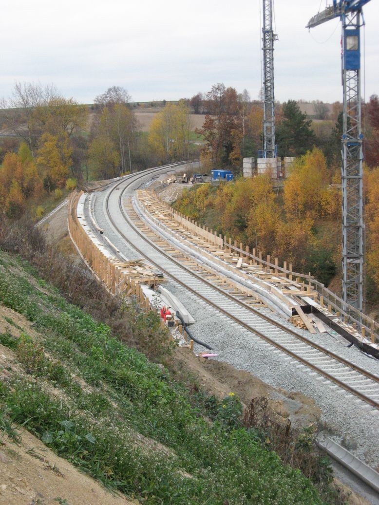 Neue Bahnbrücke - Verschalungen teilweise entfernt