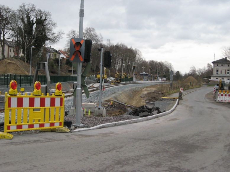 Fußgängerweg mit hohen Steinen von der Bahnhofstraße abgetrennt