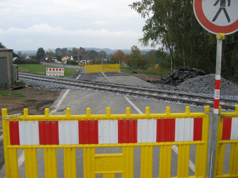 Bahnübergang Dorf-Plößberg - Erkersreuth noch nicht passierbar